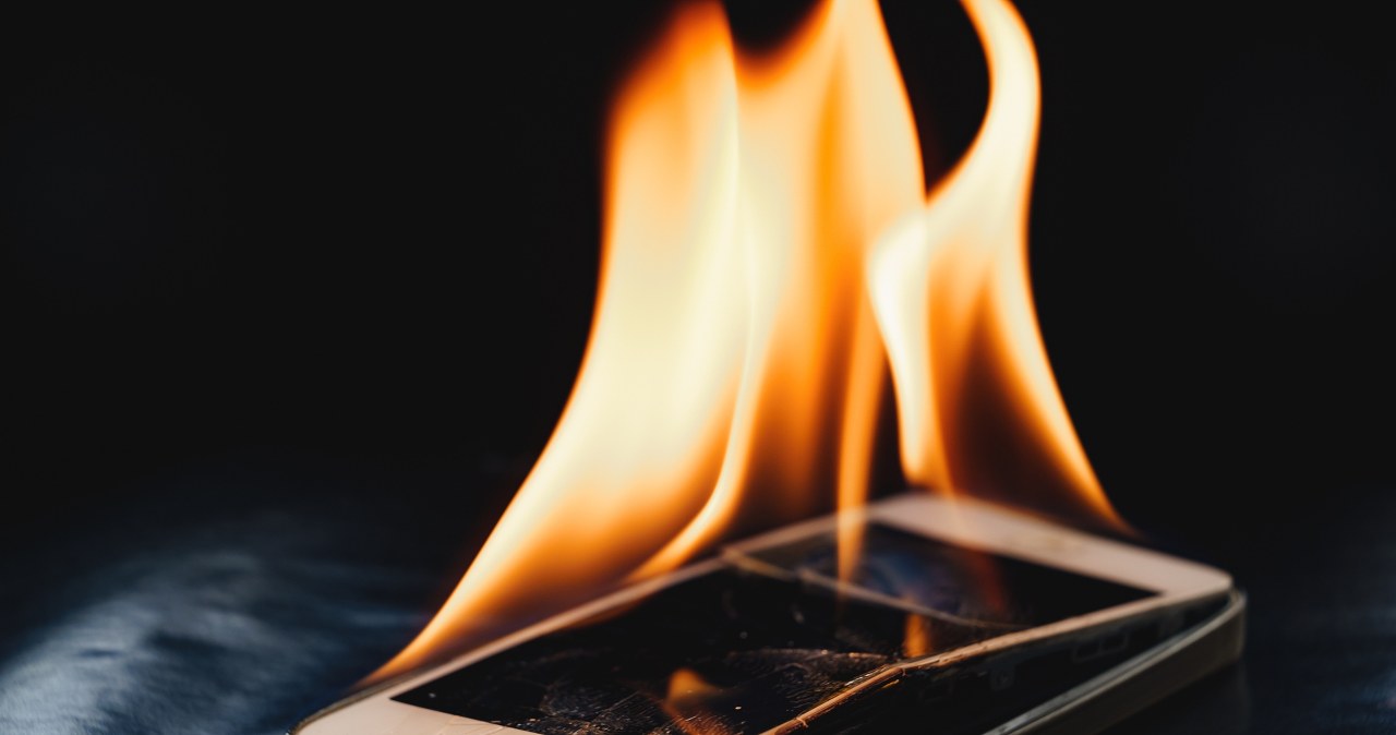 Osobista bomba w kieszeni. Dlaczego baterie w telefonie wybuchają?