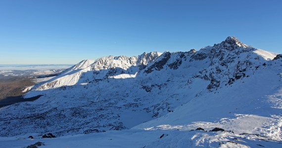 Jest ostrzeżenie dla wybierających się w weekend Tatry. W górach spadł śnieg i zrobiło się naprawdę niebezpiecznie. Z kolei w piątek na południowym wschodzie kraju od godz. 18. zaczną obowiązywać alerty przed marznącymi opadami. 