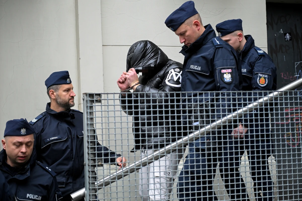 Zarzut spowodowania wypadku samochodowego ze skutkiem śmiertelnym usłyszał Łukasz Ż. Podejrzany o spowodowanie wypadku na Trasie Łazienkowskiej w stolicy przyznał się do zarzucanego czynu. Grozi mu do 12 lat więzienia. "Kierowany przez Łukasza Ż. volkswagen poruszał się w ciągu pięciu sekund poprzedzających zderzenie z prędkością zwiększającą się od prędkości 205 km do prędkości 226 km na godzinę w terenie, gdzie dopuszczalna prędkość wynosi do 80 km na godzinę" - poinformował rzecznik Prokuratury Okręgowej w Warszawie prok. Piotr Antoni Skiba.