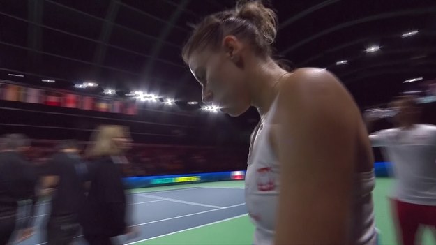 Magda Linette dała Polsce prowadzenie 1:0 w serii z Hiszpanią w pierwszej rundzie finałów Pucharu Billie Jean King. W piątek, po niesamowicie zaciętym meczu, pokonała Sarę Sorribes w starciu trwającym niemal cztery godziny.

Na twardych kortach halowych w Palacio de Deportes w Maladze Linette zwyciężyła po emocjonującym pojedynku 7:6(8), 2:6, 6:4, kończąc spotkanie w 3 godziny i 51 minut.

Polska tenisistka była już w trudnej sytuacji, przegrywając 0:3 w decydującym secie. Sorribes, po odrobieniu strat i wyrównaniu stanu meczu na 1:1, wydawała się być na fali. Jednak Linette zachowała zimną krew, przegrupowała się i ostatecznie przechyliła szalę zwycięstwa na swoją stronę. Mimo aż 79 niewymuszonych błędów, Polka zdobyła imponujące 55 zwycięskich piłek, w porównaniu do zaledwie 12 po stronie rywalki.

W kolejnym meczu na korcie pojawi się Iga Świątek, która zmierzy się z Paulą Badosą. Hiszpanka musi wygrać, aby doprowadzić do rozstrzygającej gry podwójnej.

Zwycięska drużyna w tej serii awansuje do starcia z reprezentacją Czech.