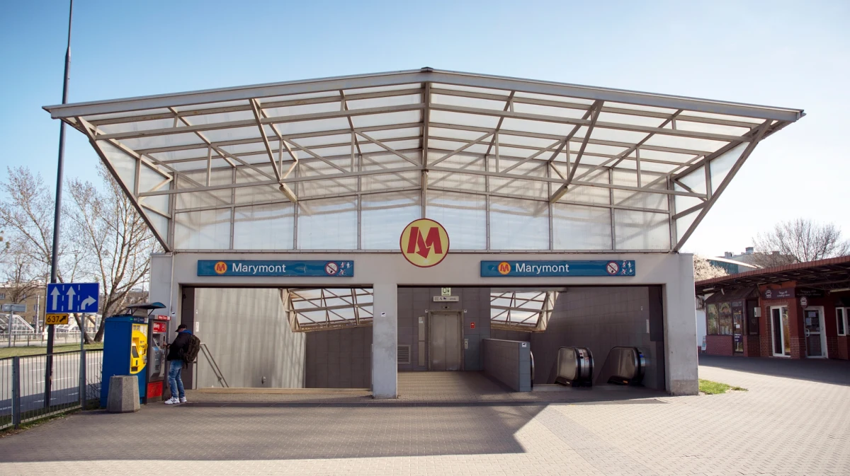 Awaria urządzeń sterowania ruchem na stacji pl. Wilsona jest powodem utrudnień na linii metra M1. Pociągi kursują w pętlach Młociny-Słodowiec i Kabaty-Dworzec Gdański. Uruchomiona została naziemna komunikacja zastępcza. Po kilku godzinach awaria została usunięta. 