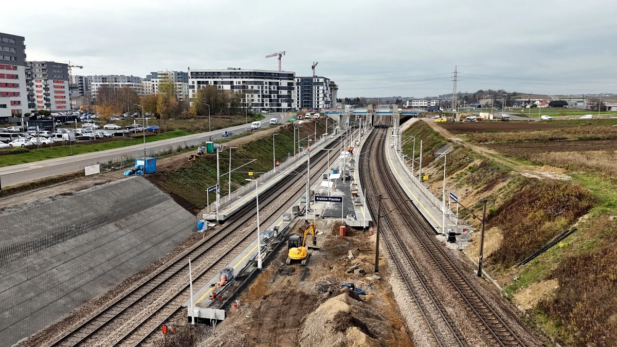 W grudniu zostaną oddane do użytku trzy nowe przystanki kolejowe w krakowskiej Nowej Hucie: Kraków Piastów, Kraków Kościelniki i Kraków Przylasek. Mają one zwiększyć dostęp do kolei i zapewnić dojazd do centrum miasta w czasie bezkonkurencyjnym dla innych środków transportu.