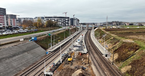 W grudniu zostaną oddane do użytku trzy nowe przystanki kolejowe w krakowskiej Nowej Hucie: Kraków Piastów, Kraków Kościelniki i Kraków Przylasek. Mają one zwiększyć dostęp do kolei i zapewnić dojazd do centrum miasta w czasie bezkonkurencyjnym dla innych środków transportu.