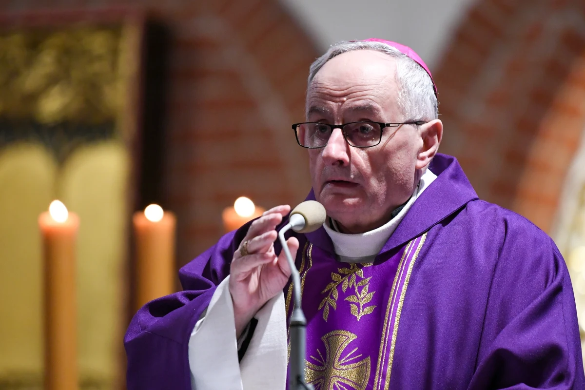 Biskup elbląski Jacek Jezierski złożył na ręce papieża Franciszka rezygnację z pełnionego urzędu. Powodem jest wiek duchownego, który kończy 75 lat - poinformował kanclerz kurii ks. Zdzisław Bieg.