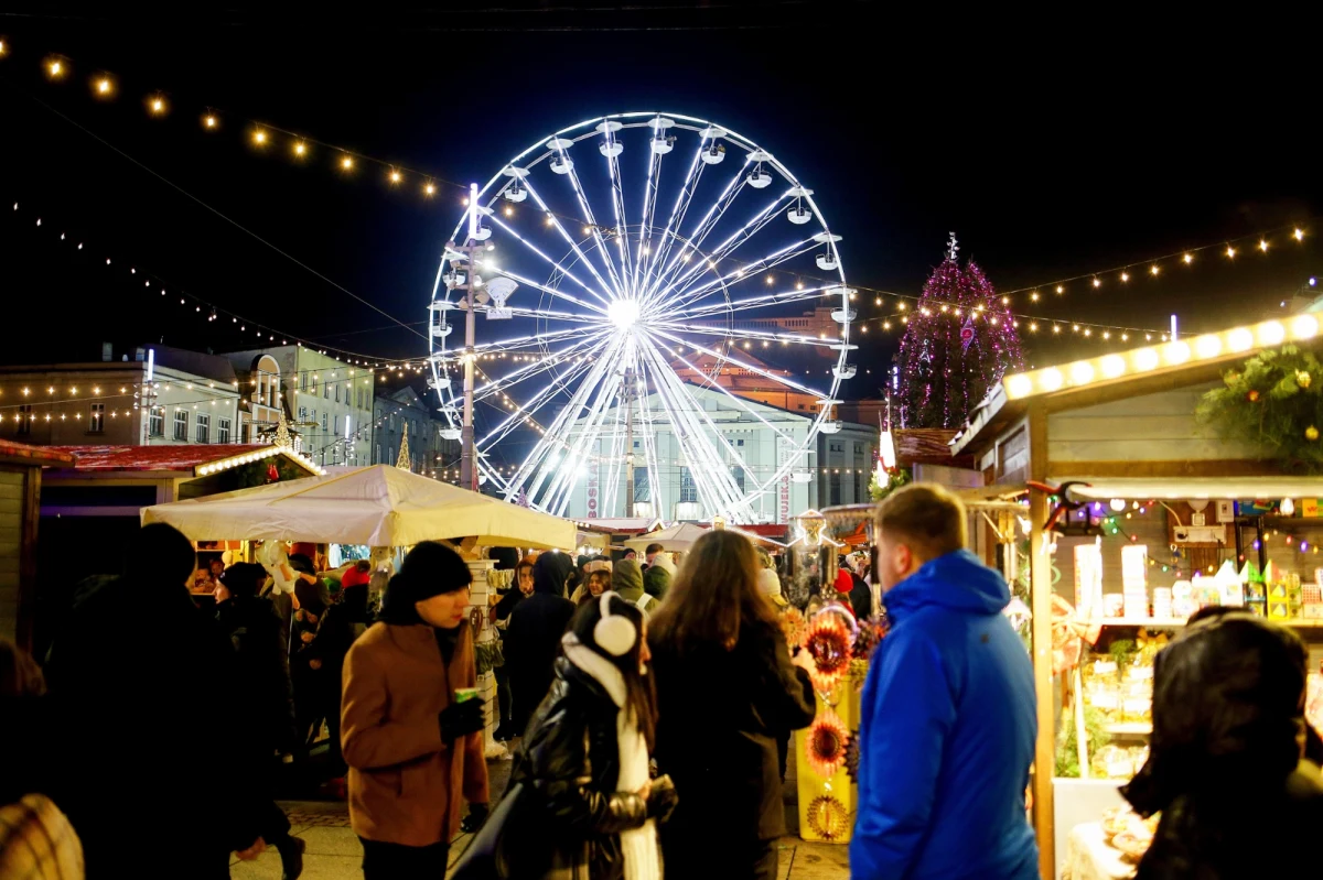 Na katowickim rynku rozpoczęły się przygotowania do Jarmarku Bożonarodzeniowego. Potrwa on od 22 listopada do 5 stycznia. Na odwiedzających czekać będą liczne atrakcje, w tym ponad 100 stoisk z rękodziełem i świątecznymi dekoracjami, a także nowe instalacje świetlne i dekoracje 3D.