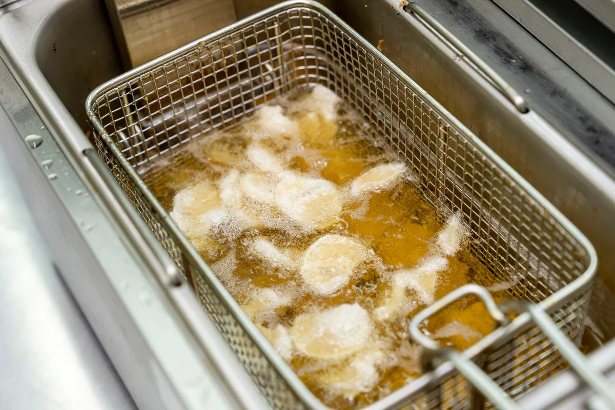 Prażynki z mięsa karpia i skrobi są zdrowsze niż zwykłe chipsy, mniej kaloryczne, a zawierają kwasy omega 3, minerały i witaminy. Nową przekąskę opracowali naukowcy Zachodniopomorskiego Uniwersytetu Technologicznego z katedry technologii rybnej, roślinnej i gastronomicznej. "Karpioki" mogą trafić do masowej produkcji.