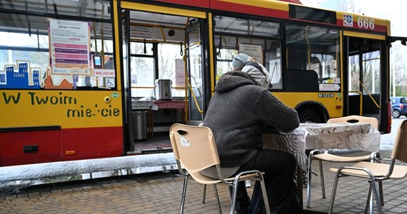 W piątek na rzeszowskie ulice wrócił "Autobus ciepła". Osoby bezdomne i potrzebujące pomocy dostaną w nim gorący posiłek. Autobus będzie kursował do 15 marca od poniedziałku do piątku.