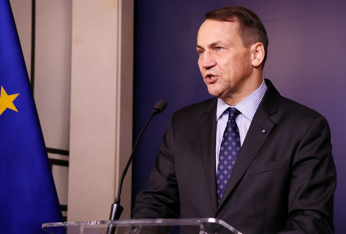 "To w Warszawie będą prowadzone najważniejsze rozmowy o wojnie w Ukrainie. W przyszłym tygodniu będę gospodarzem spotkania w formacie Trójkąta Weimarskiego Plus" - powiedział w Katowicach szef MSZ Radosław Sikorski, odnosząc się do piątkowego telefonu kanclerza Niemiec Olafa Scholza do Władimira Putina.