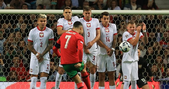 Polska przegrała z Portugalią 1:5 w meczu najwyższej dywizji piłkarskiej Ligi Narodów, który odbył się w Porto. Dla gospodarzy dwie bramki zdobył Cristiano Ronaldo, a po jednej Rafael Leao, Bruno Fernandes i Pedro Neto. Honorowego gola dla Biało-Czerwonych strzelił Dominik Marczuk.