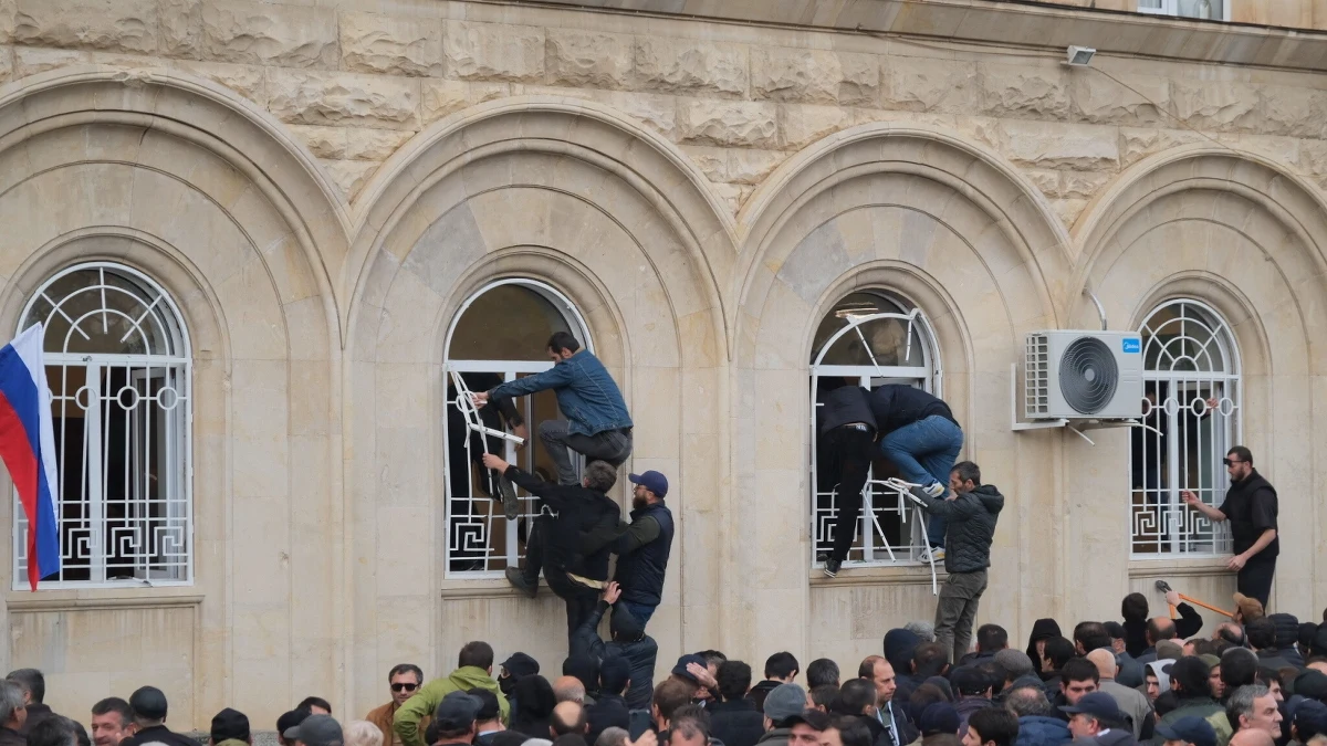 Asłan Bżania, lider nieuznawanej, wspieranej przez Rosję Abchazji, oświadczył w sobotę, że jest gotów ustąpić, składając dymisję i rozpisując nowe wybory, ale warunkiem jest opuszczenie przez protestujących budynków rządowych w Suchumi. W piątek przeciwnicy "umów inwestycyjnych" z Rosją wtargnęli do parlamentu.
