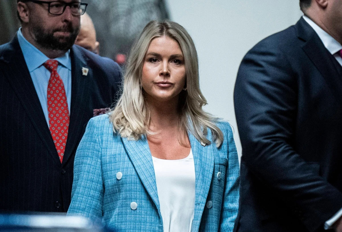 Donald Trump wybrał Karoline Leavitt, dotychczasową rzeczniczkę jego ekipy przejściowej, na sekretarz prasową Białego Domu w jego administracji. 27-letnia Leavitt zasłynęła agresywną i niedustępliwą obroną Trumpa w wywiadach dla prasy i w rozmowach z dziennikarzami. Będzie najmłodszą osobą na tym stanowisku w historii.