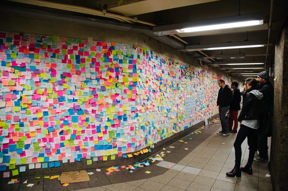 Kolorowe karteczki samoprzylepne, a na nich wypisane pokrzepiające hasła, życzenia, marzenia, nadzieje, ale i wątpliwości - tak do niedawna prezentował się tunel łączący stacje nowojorskiego metra przy 14. ulicy na Manhattanie. To miejsce, które na chwilę zatrzymywało zabieganych nowojorczyków i skłaniało ich do refleksji. Osobliwa terapia w metrze wpisuje się w projekt artystyczny „Subway Therapy”, autorstwa Matthew Chaveza. Z jego owocami można się teraz zapoznać w internecie.
