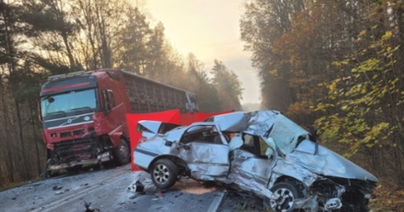 Do śmiertelnego wypadku na drodze wojewódzkiej nr 906 w Piasku niedaleko Lublińca w Śląskiem doszło w sobotę o poranku. Nie żyje jedna osoba. To już drugi dziś wypadek w tym województwie. Na A4 między Kleszczowem i Pławniowicami - według wstępnych ustaleń - od samochodu ciężarowego miała odczepić się naczepa, w którą wjechały dwa samochody osobowe.