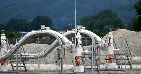 Zgodnie z zapowiedziami, rosyjski Gazprom całkowicie wstrzymał w sobotę rano dostawy gazu ziemnego do Austrii - potwierdziła rzeczniczka koncernu energetycznego OMV Sylvia Shin w rozmowie z agencją dpa. Kraj podjął stosowne środki zapobiegawcze i "zimą nikt nie zmarznie" - zapewnił już w piątek wieczorem kanclerz Austrii Karl Nehammer.