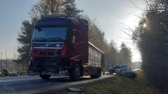 Tragedia na Śląsku. Auto roztrzaskało się o ciężarówkę