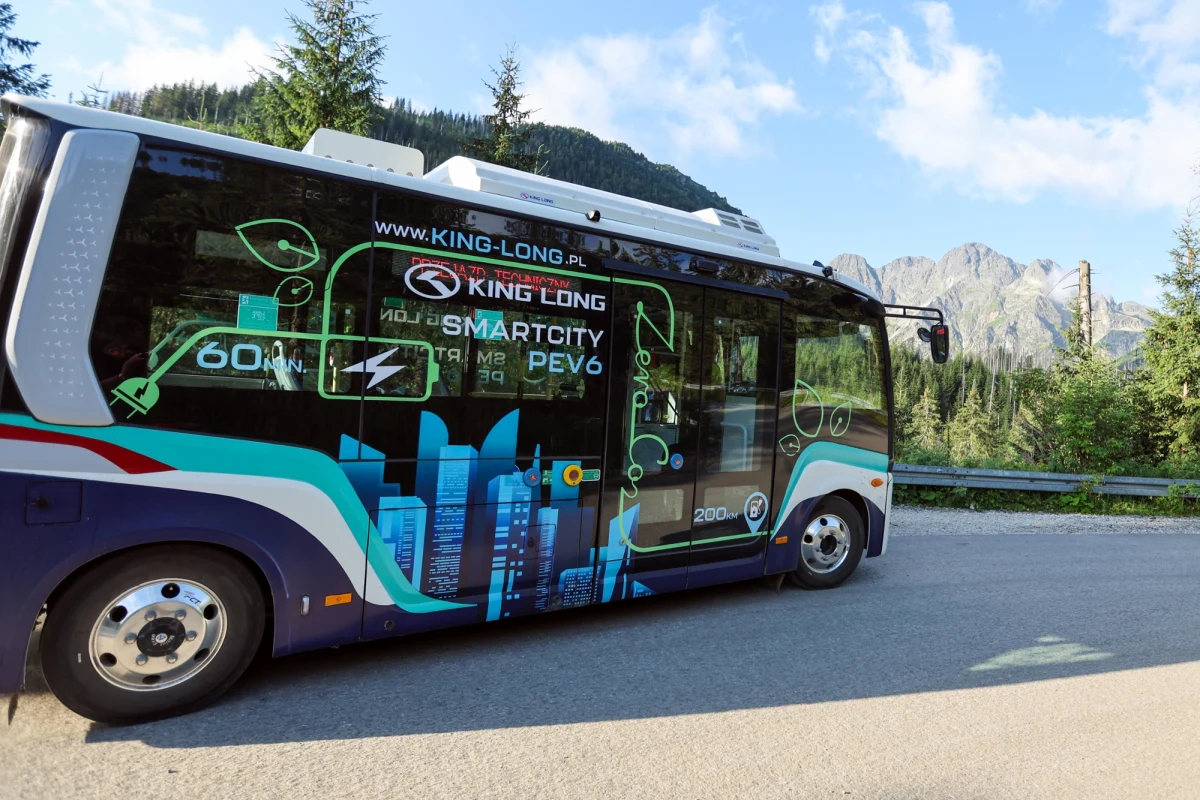 Władze wszystkich gmin powiatu tatrzańskiego są przeciwne wprowadzeniu elektrycznych busów na trasę do Morskiego Oka. Stowarzyszenie Przewoźników do Morskiego Oka poinformowało w sobotę, że wspólne stanowisko w tej sprawie zostało skierowane do MKiŚ, które zapewniło zakup czterech "elektryków" na ten szlak.