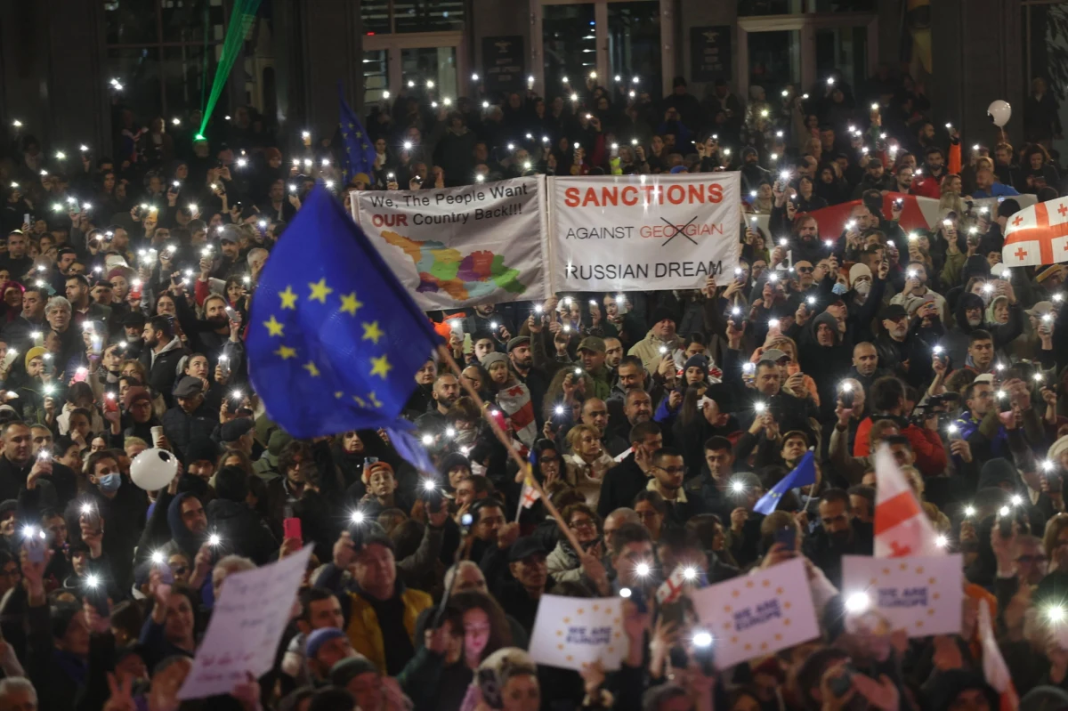 Gruzińska Centralna Komisja Wyborcza zatwierdziła w sobotę wyniki wyborów parlamentarnych, według których partia władzy Gruzińskie Marzenie zdobyła prawie 54 proc. głosów. W Tbilisi protestowała opozycja, kontestująca wyniki. Szef CKW został oblany farbą przez opozycjonistę.