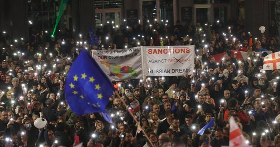 Gruzińska Centralna Komisja Wyborcza zatwierdziła w sobotę wyniki wyborów parlamentarnych, według których partia władzy Gruzińskie Marzenie zdobyła prawie 54 proc. głosów. W Tbilisi protestowała opozycja, kontestująca wyniki. Szef CKW został oblany farbą przez opozycjonistę.