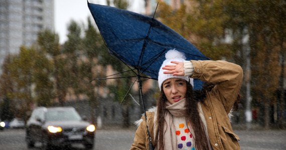 Ostrzeżenie 1. stopnia przed silnym wiatrem dla południa oraz północy Polski wydał w sobotę Instytut Meteorologii i Gospodarki Wodnej. W niedzielę wystąpią natomiast opady deszczu i deszczu ze śniegiem. "W kolejnych dniach nadal może silnie wiać, natomiast w drugiej części tygodnia pojawi się prawdziwie zimowa aura" - poinformowała synoptyczka IMGW Ewa Łapińska.