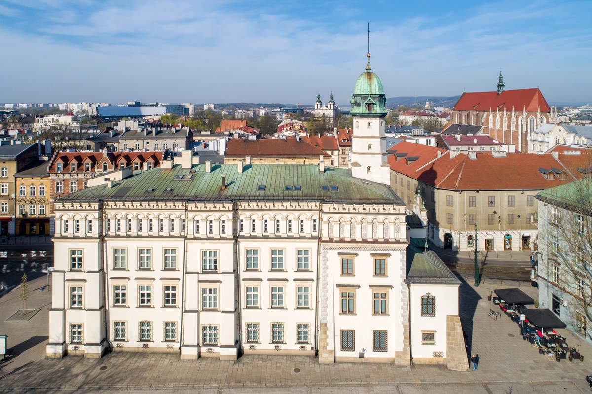 Muzeum Krakowa odsłoni przed zwiedzającymi niedostępny na co dzień hełm Wieży Ratuszowej z dzwonami, a do Muzeum Etnograficznego będzie prowadziło dawne, nieużywane już przejście. To tylko niektóre atrakcje, jakie  przygotowano na niedzielny 19. Dzień Otwarty Muzeów Krakowskich.