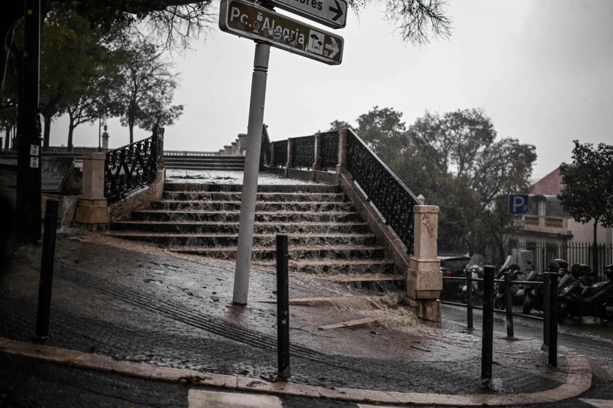 Intensywne opady deszczu, które w piątkowe popołudnie i wieczór przetoczyły się przez Portugalię, doprowadziły do licznych podtopień. Niebezpiecznie zrobiło się między innymi w popularnym wśród turystów regionie Algarve, na południu kraju.