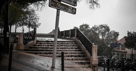 Intensywne opady deszczu, które w piątkowe popołudnie i wieczór przetoczyły się przez Portugalię, doprowadziły do licznych podtopień. Niebezpiecznie zrobiło się między innymi w popularnym wśród turystów regionie Algarve, na południu kraju.