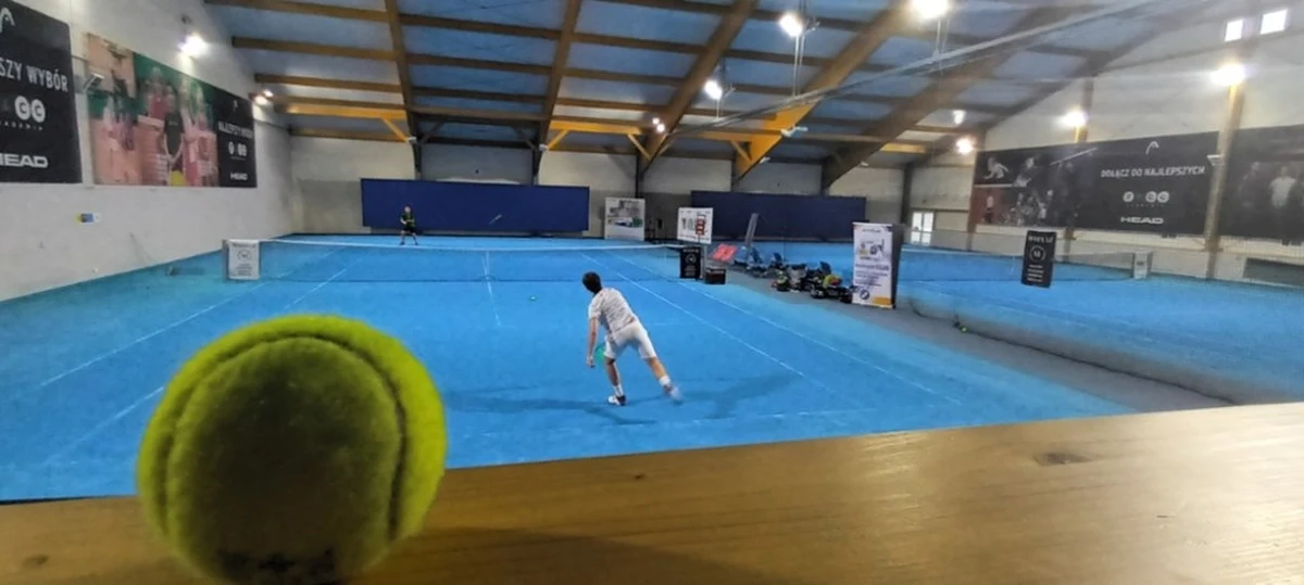 Lekarze z całej Polski rywalizują na kortach w Małopolsce. Ponad 100 specjalistów z różnych dziedzin biały kitel zamieniło na strój sportowy i rakietę. W Giebułtowie do niedzieli trwają 25. Mistrzostwa Polski w Tenisie Lekarzy.