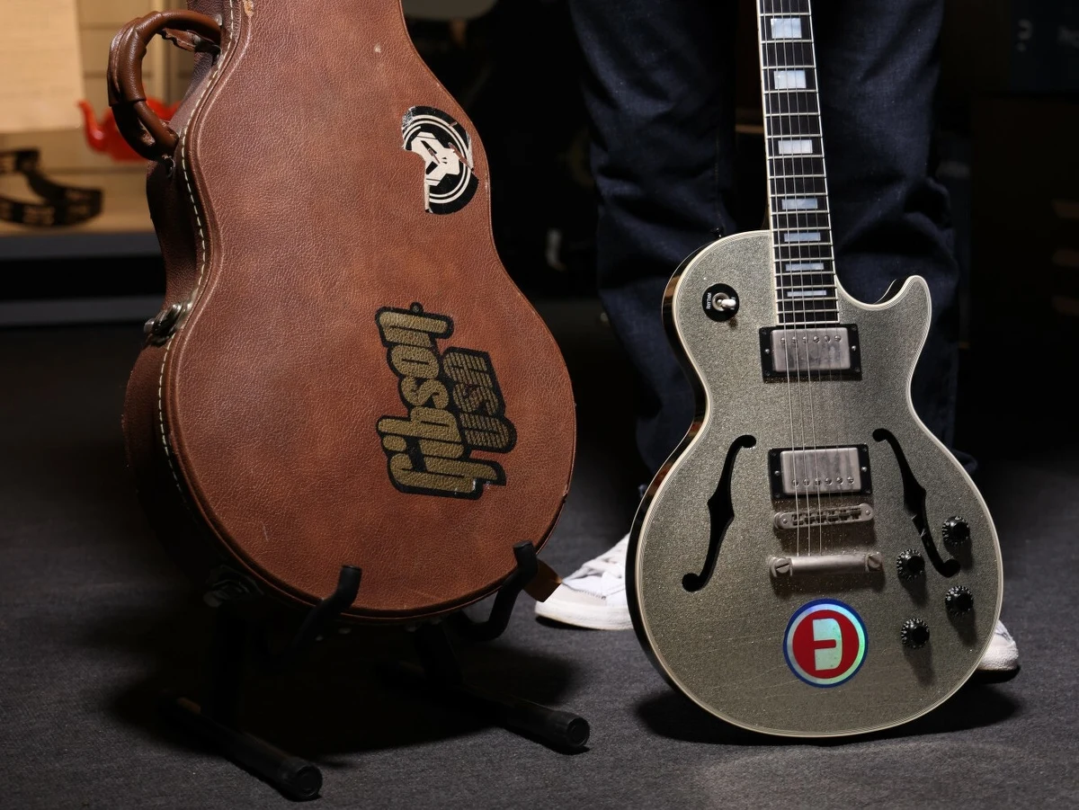 Gitara Noela Gallaghera z legendarnego brytyjskiego zespołu Oasis, którą muzyk określił w 1997 roku jako „najlepszą na świecie”, została w sobotę sprzedana na aukcji. Nabywca zapłacił za instrument ponad 271 tys. euro – poinformowała agencja AFP.