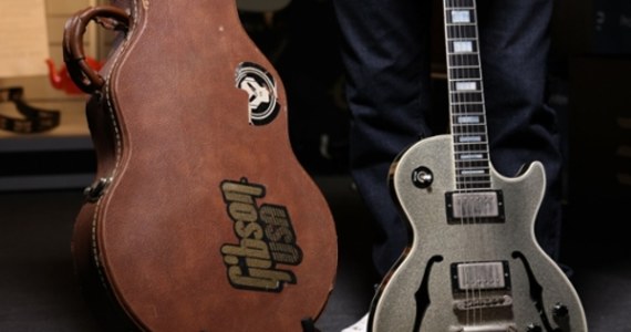 Gitara Noela Gallaghera z legendarnego brytyjskiego zespołu Oasis, którą muzyk określił w 1997 roku jako „najlepszą na świecie”, została w sobotę sprzedana na aukcji. Nabywca zapłacił za instrument ponad 271 tys. euro – poinformowała agencja AFP.