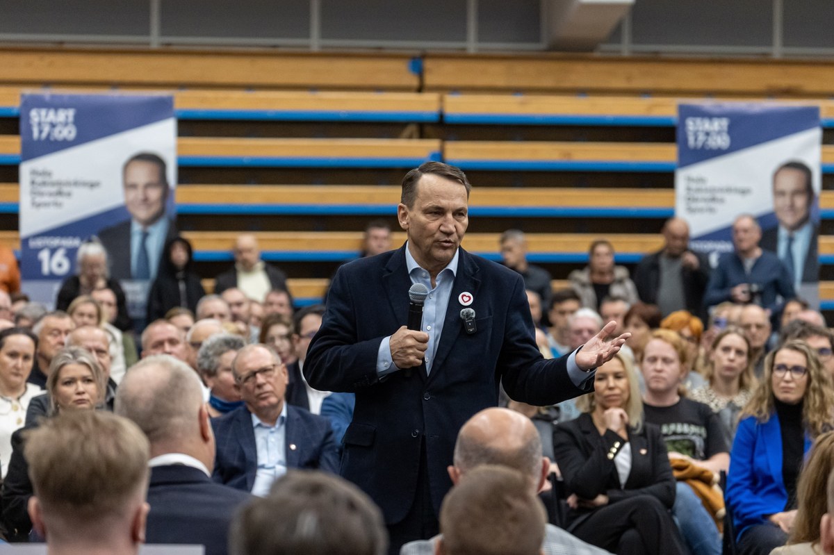 Radosław Sikorski i Rafał Trzaskowski rozpoczęli kampanię przed prawyborami w Koalicji Obywatelskiej. Minister spraw zagranicznych odwiedził Rokietnicę koło Poznania, gdzie spotkał się z sympatykami. Mówiąc, o tym kto powinien zasiąść w fotelu prezydenta, Sikorski stwierdził: ktoś, kto nie będzie złośliwie wetował, złośliwie wysyłał do TK, ktoś, kto łagodzi, a nie podsyca spory.