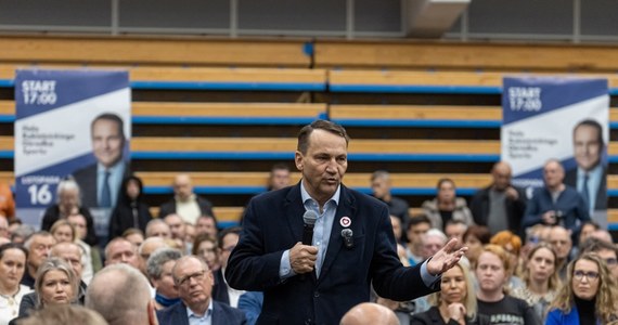 Radosław Sikorski i Rafał Trzaskowski rozpoczęli kampanię przed prawyborami w Koalicji Obywatelskiej. Minister spraw zagranicznych odwiedził Rokietnicę koło Poznania, gdzie spotkał się z sympatykami. Mówiąc, o tym kto powinien zasiąść w fotelu prezydenta, Sikorski stwierdził: ktoś, kto nie będzie złośliwie wetował, złośliwie wysyłał do TK, ktoś, kto łagodzi, a nie podsyca spory.