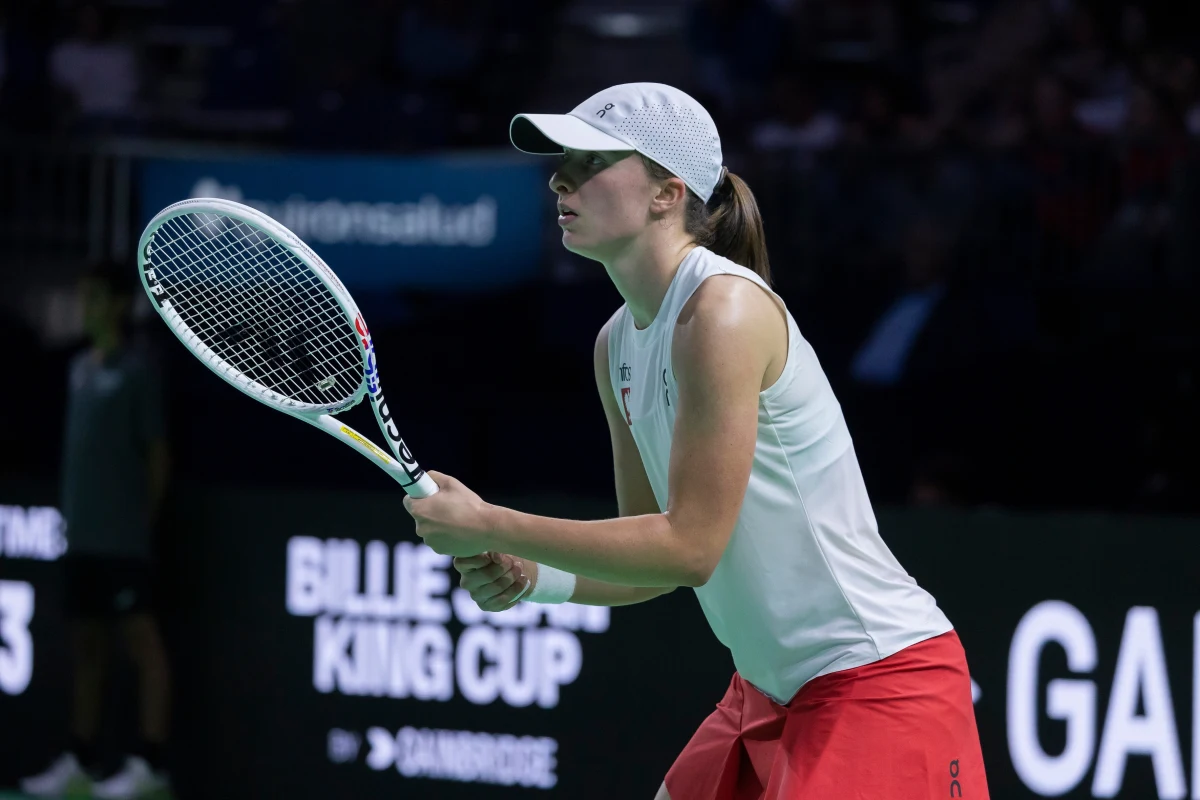 Polskie tenisistki wygrały z Czeszkami 2:1 w ćwierćfinale turnieju finałowego Billie Jean King Cup w Maladze. O awansie Biało-Czerwonych zadecydowała deblowa wygrana Igi Świątek i Katarzyny Kawy z Marie Bouzkovą i Kateriną Siniakovą 6:2, 6:4.