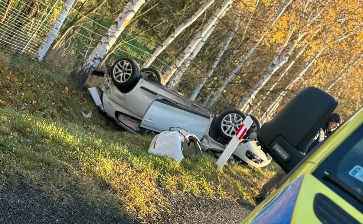 "Na drodze krajowej nr 94 wydarzył się dramat. Młoda kobieta dachowała, a inni uczestnicy ruchu zawiedli jako ludzie" - poinformował Zespól Ratownictwa Medycznego w Chojnowie na Dolnym Śląsku. "Nikt się nie zatrzymał. Tak, dobrze czytacie. Mimo dramatycznej sytuacji, mimo prośby poszkodowanej kobiety o pomoc, kolejni kierowcy przejeżdżali obok, jakby nic się nie stało" - dodali, wyrażając głębokie oburzenie. 