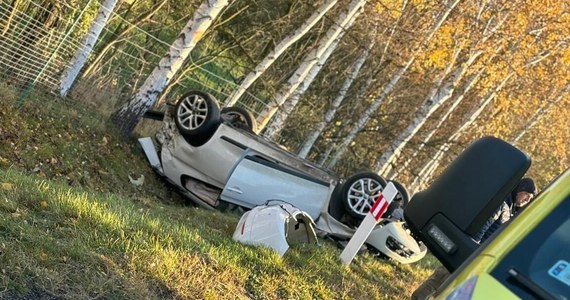 "Na drodze krajowej nr 94 wydarzył się dramat. Młoda kobieta dachowała, a inni uczestnicy ruchu zawiedli jako ludzie" - poinformował Zespól Ratownictwa Medycznego w Chojnowie na Dolnym Śląsku. "Nikt się nie zatrzymał. Tak, dobrze czytacie. Mimo dramatycznej sytuacji, mimo prośby poszkodowanej kobiety o pomoc, kolejni kierowcy przejeżdżali obok, jakby nic się nie stało" - dodali, wyrażając głębokie oburzenie. 