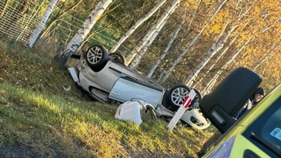 Kobieta dachowała, nikt się nie zatrzymał. Zawiedliśmy "jako ludzie"