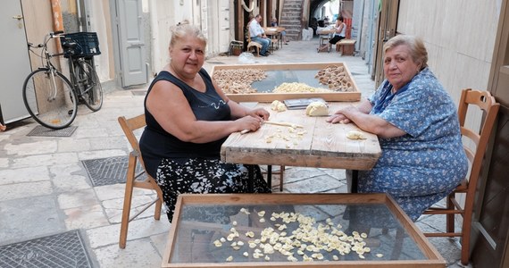 W Bari we włoskiej Apulii trwa strajk kobiet, które w swoich domach robią i sprzedają na ulicach specjalność tego regionu, czyli makaron orecchiette. W ten sposób protestują przeciwko sugestiom, jakie pojawiły się w mediach, także społecznościowych, jakoby nie były to domowe specjały, ale wytwarzane przemysłowo.