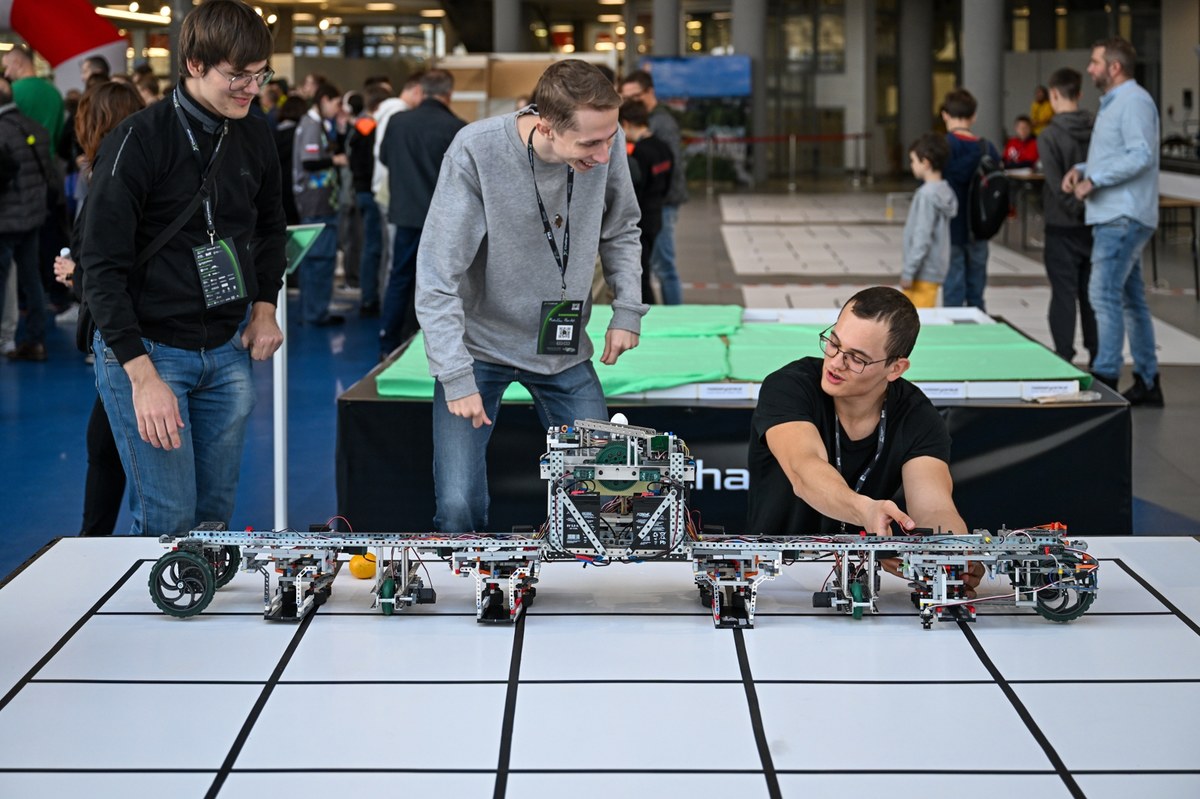 Ok. 500 uczestników wzięło udział w zawodach robotycznych xChallenge, które odbyły w podrzeszowskiej Jasionce. W 16 konkurencjach zaprezentowało się ponad 300 robotów. To największe w kraju tego typu wydarzenie.