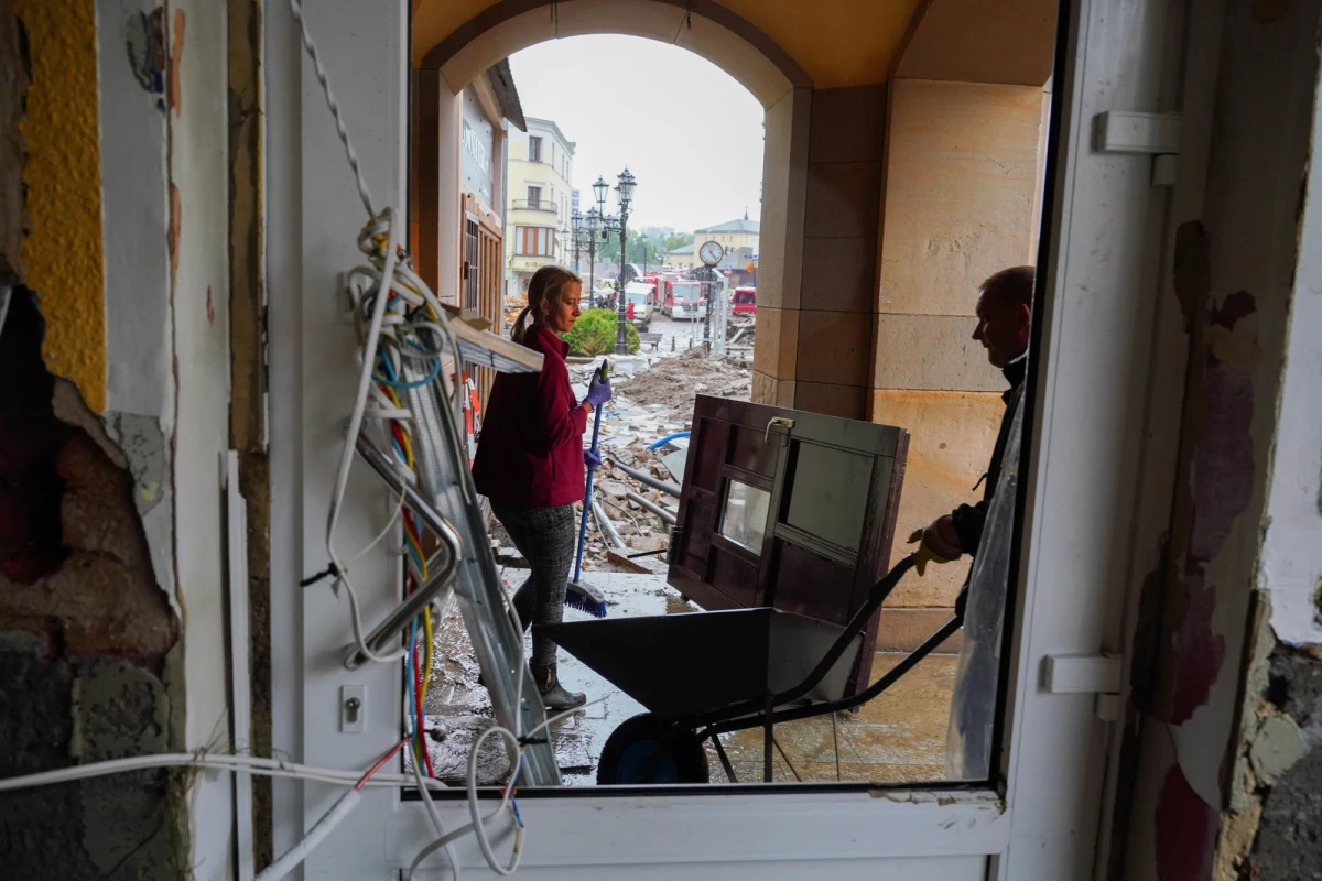 Ponad 10 milionów złotych ma trafić po weekendzie do mieszkańców Kłodzka. To zasiłki na remonty mieszkań zniszczonych przez wrześniową powódź. Decyzję o przyspieszeniu wypłat podjęto po interwencji dziennikarzy RMF FM.