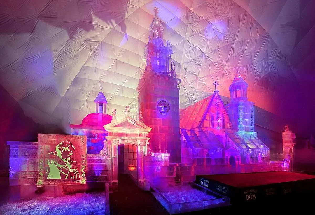 Waży 225 ton i powstała z prawie dwóch tysięcy brył lodu. Słowacy już po raz dwunasty otworzyli świątynię lodową na Hrebienku. Tym razem za inspirację do jej wykonania posłużyła Katedra Wawelska i postać Jana Pawła II. 