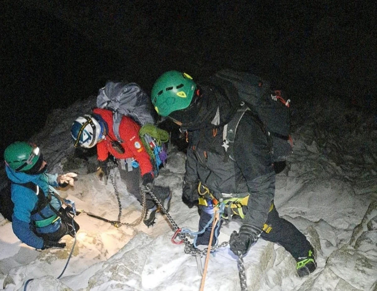 Do drugiej w nocy trwała akcja ratunkowa na Rysach. Pod najwyższym szczytem polskiej części Tatr utknęła trójka turystów. Mimo że mieli ze sobą raczki i uprzęże, nie byli w stanie zejść po oblodzonej skale. Na pomoc wyruszyli TOPR-owcy, którzy najpierw - jak dowiedział się reporter RMF FM - dronami dostarczyli im środki przetrwania.