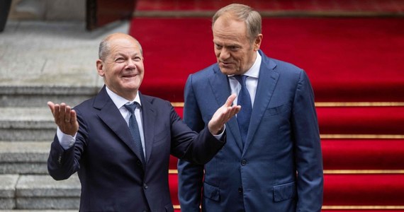 Czym na pewno nie można powstrzymać Putina? Telefonem - odpowiada Donald Tusk, nawiązując do głośnej, ale ubogiej w treść rozmowy między Olafem Scholzem i rosyjskim dyktatorem. Szef polskiego rządu opublikował wpis w mediach społecznościowych w dniu, w którym Rosjanie przypuścili potworny atak powietrzny na Ukrainę.