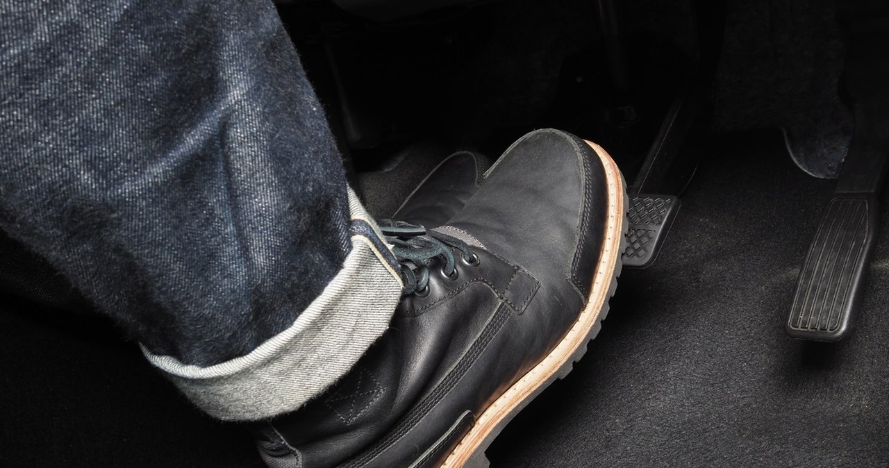 Znasz ukrytą funkcję hamulca? Trzeba tylko mocniej wcisnąć go na postoju