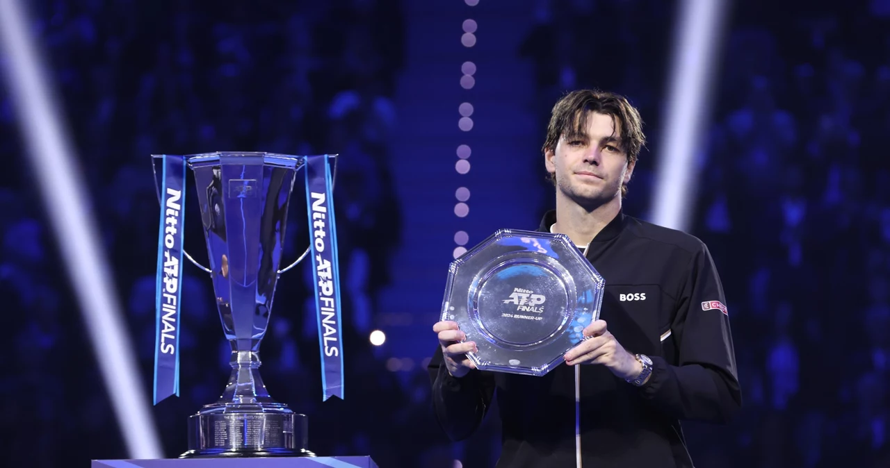 Taylor Fritz z trofeum po przegranym finale ATP Finals