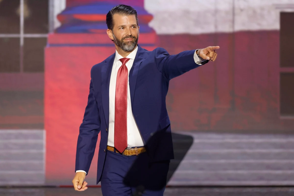 ​"Prezydent Trump jest jedyną osobą, która może skłonić Rosję i Ukrainę do zakończenia wojny" - powiedział rzecznik zespołu przejściowego prezydenta elekta USA Steven Cheung, komentując decyzję prezydenta Joe Bidena o zniesieniu ograniczeń na użycie amerykańskiej broni dalekiego zasięgu do atakowania celów w głębi Rosji. Wcześniej syn Donalda Trumpa sugerował, że takie posunięcie może wywołać III wojnę światową.