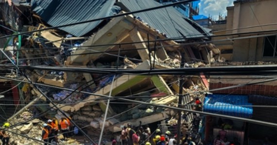 ​Trzynaście osób zginęło, gdy w sobotę runął czteropiętrowy budynek w Kariakoo, centrum biznesowym największego miasta Tanzanii, Dar es Salaam. Uratowano 84 osoby - poinformowała w niedzielę prezydent kraju, Samia Suluhu Hassan.