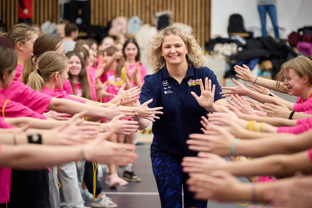 Blisko 400 uczennic z Rypina w województwie kujawsko-pomorskim będzie miało okazję do wyjątkowego spotkania z mistrzyniami sportu! Otylia Jędrzejczak, w otoczeniu czterech wspaniałych polskich sportsmenek, przeprowadzi wyjątkową lekcję wychowania fizycznego, w której mogą wziąć udział wyłącznie dziewczęta. Będzie to już piąta tegoroczna odsłona akcji "Mistrzynie w Szkołach". 
