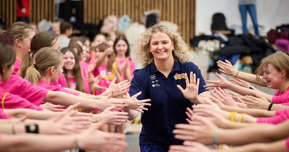 Blisko 400 uczennic z Rypina w województwie kujawsko-pomorskim będzie miało okazję do wyjątkowego spotkania z mistrzyniami sportu! Otylia Jędrzejczak, w otoczeniu czterech wspaniałych polskich sportsmenek, przeprowadzi wyjątkową lekcję wychowania fizycznego, w której mogą wziąć udział wyłącznie dziewczęta. Będzie to już piąta tegoroczna odsłona akcji "Mistrzynie w Szkołach". 