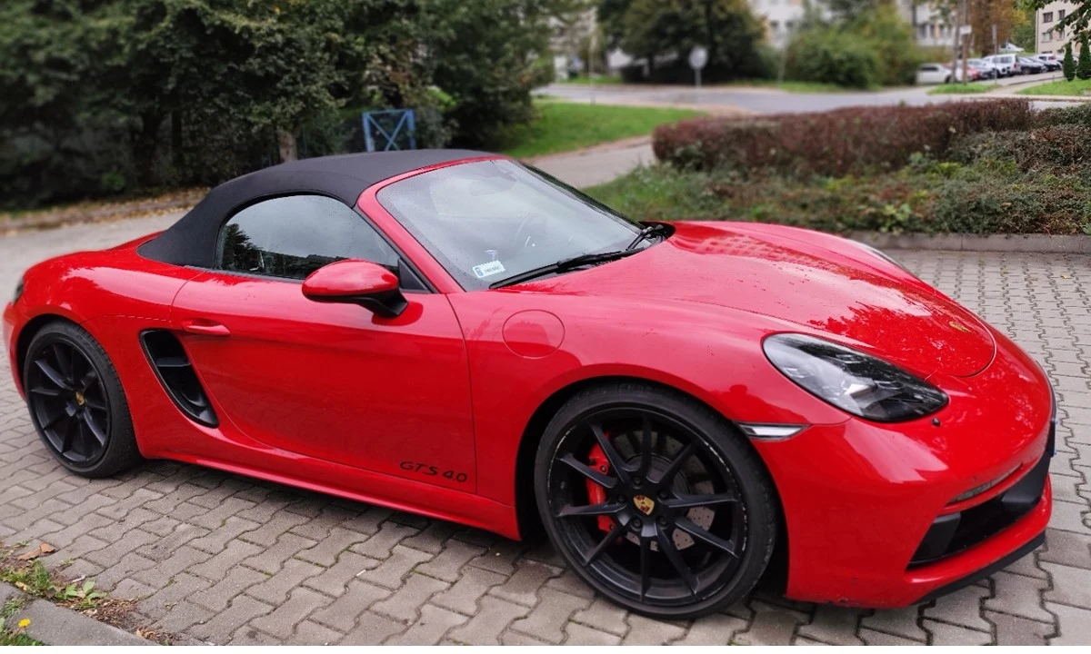 Niecodzienne licytacje w Będzinie w Śląskiem. Trzy pojazdy oraz działkę z budynkami oferuje tamtejszy urząd skarbowy - i to znacznie taniej niż wynoszą ceny rynkowe.