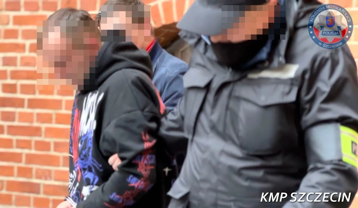 Z wielkimi młotami w dłoniach napadli na kantor w Szczecinie, teraz są już w rękach policji. Dwaj sprawcy wyjątkowo zuchwałego napadu zostali zatrzymani i usłyszeli zarzuty usiłowania rozboju - informuje reporterka RMF FM Aneta Łuczkowska.