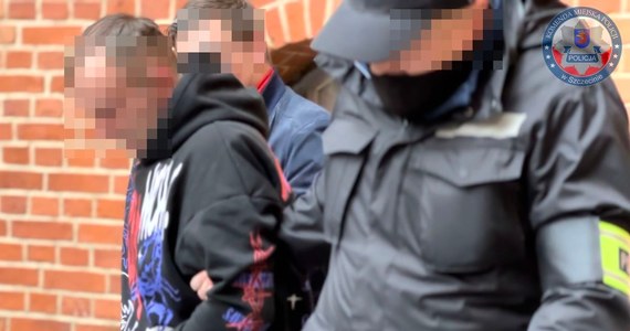 Z wielkimi młotami w dłoniach napadli na kantor w Szczecinie, teraz są już w rękach policji. Dwaj sprawcy wyjątkowo zuchwałego napadu zostali zatrzymani i usłyszeli zarzuty usiłowania rozboju - informuje reporterka RMF FM Aneta Łuczkowska.